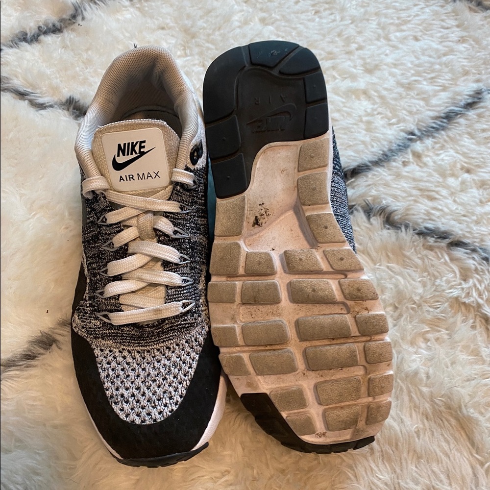 Nike Air Max Size / 8 W Black / White